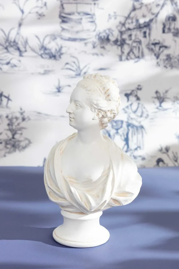 Ameile Bust