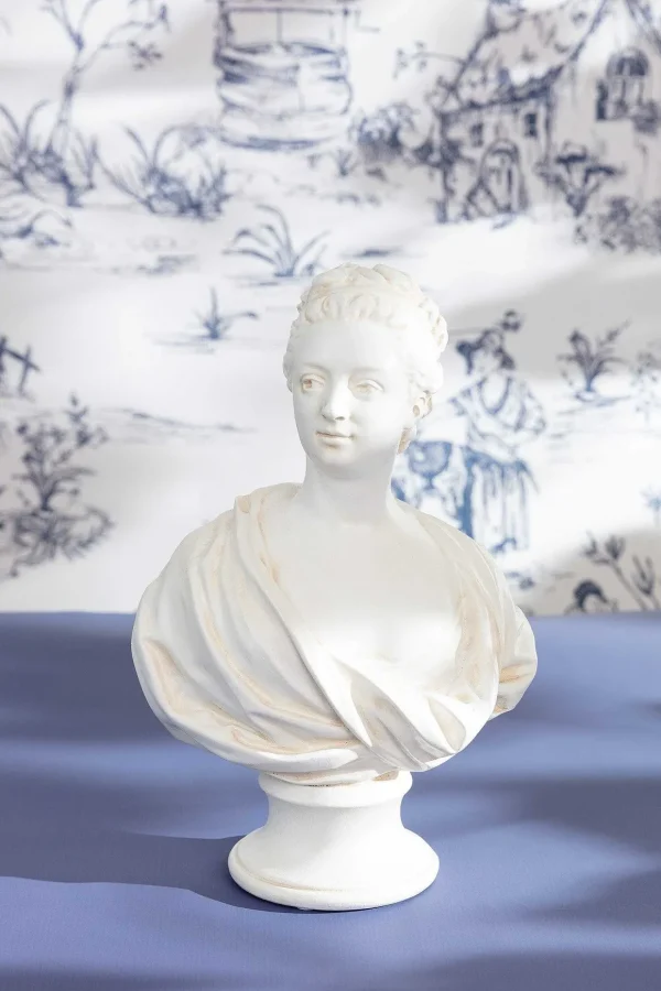 Ameile Bust