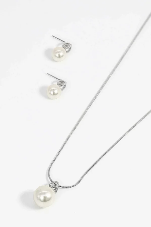 Pearl Pendant Necklace In Silver