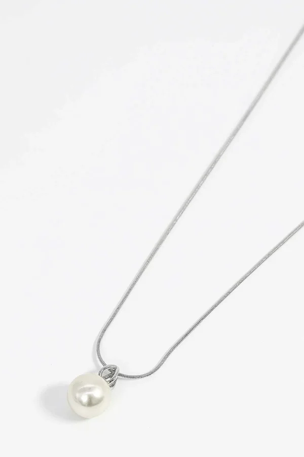 Pearl Pendant Necklace In Silver